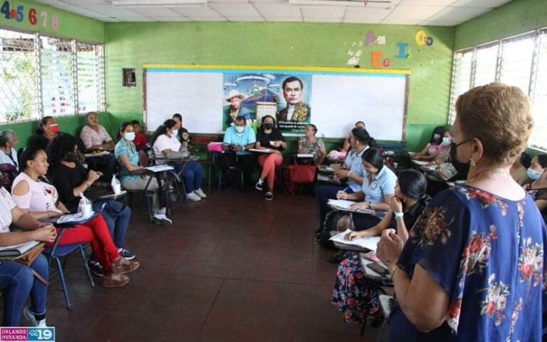 Alrededor de 24 docentes culminaron una capacitación previa al ciclo escolar 2023