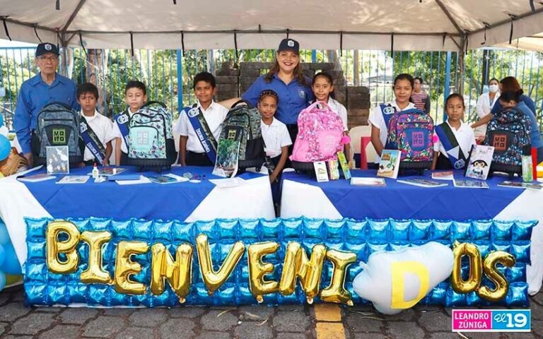 Hijos de trabajadores del MIGOB reciben mochilas escolares