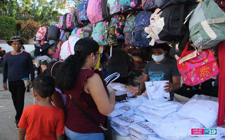 Parque Nacional de Ferias ofrece todo en útiles y uniformes escolares