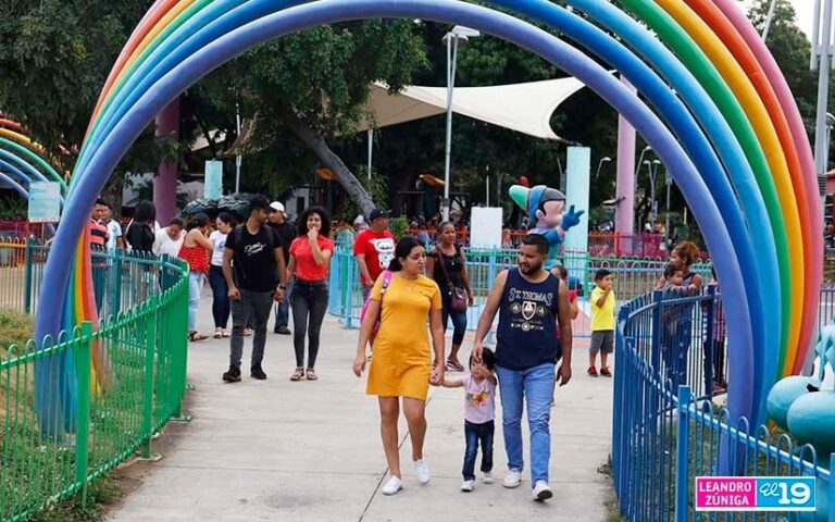 Familias despiden el fin de semana en los espacios recreativos de Managua