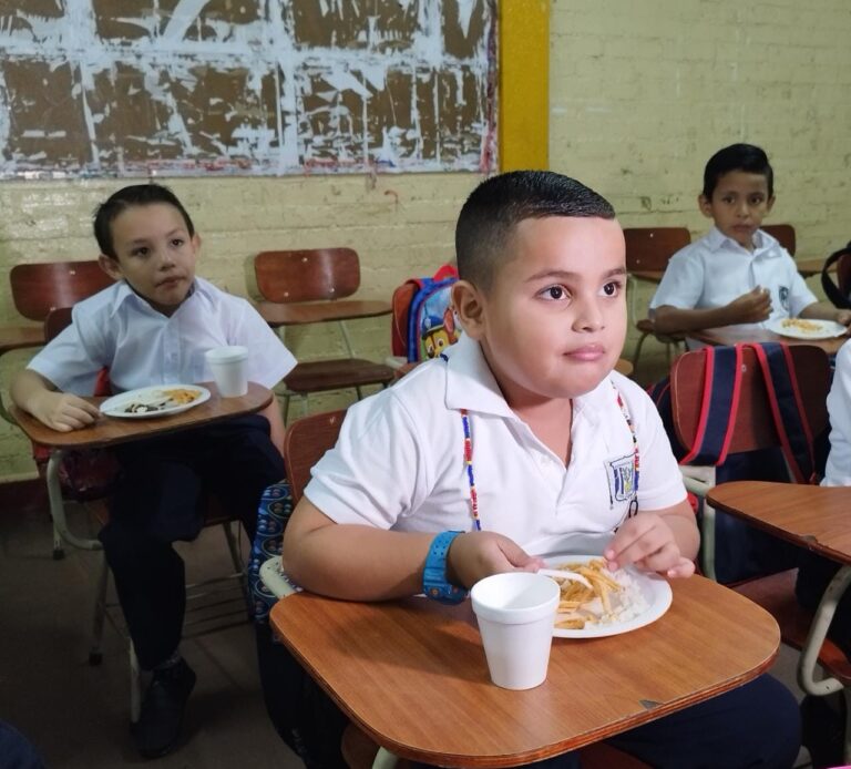 Estudiantes del Colegio Público Experimental reciben su merienda escolar