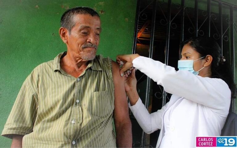 Familias del barrio Pantasma se vacunan contra la Covid 19