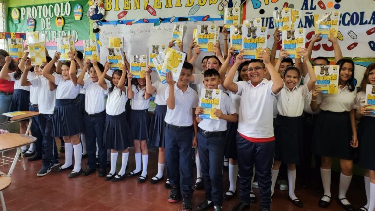 Estudiantes de sexto grado reciben Libros de Textos de Inglés&nbsp;