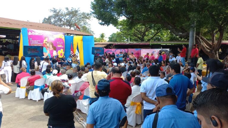 Presentan Cartillas “Mujer, Jóvenes y Familia 2023” en el Mayoreo