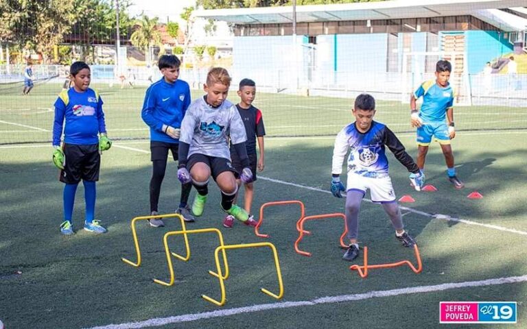Inician clases prácticas de la academia de futbol en el complejo deportivo Conchita Palacios
