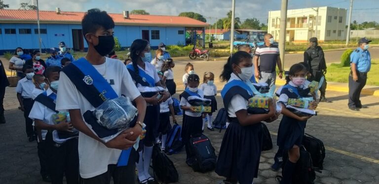 Entregan paquetes escolares a hijos de oficiales de la Policía Nacional en Bilwi