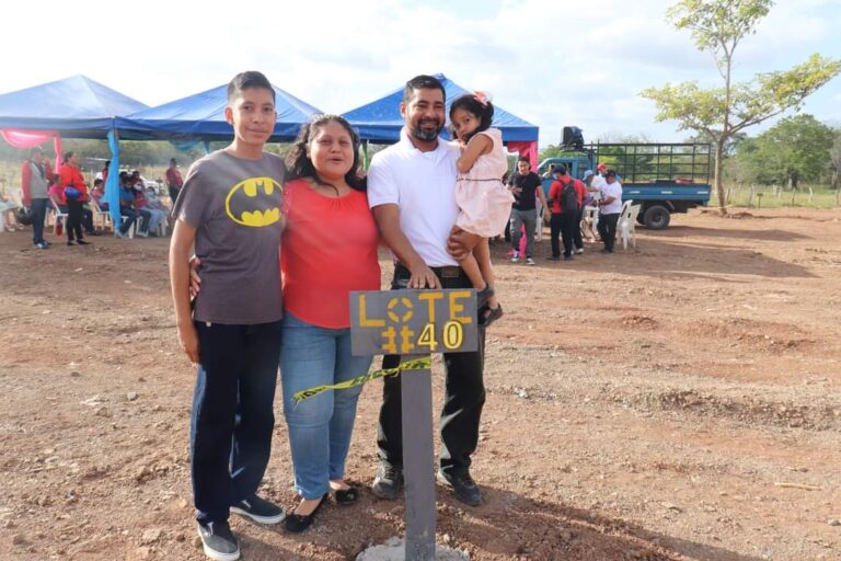 Entregan lotes a 30 familias en Juigalpa, Nicaragua