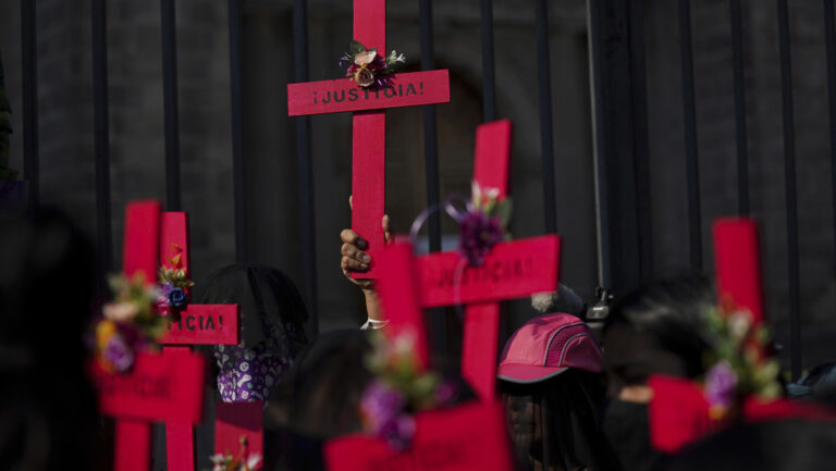 Condenan en México a hombre que prendió fuego a su esposa e hija