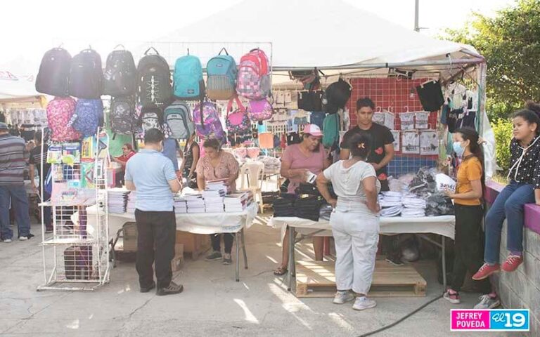 Emprendedores ofrecen productos escolares en el Parque Nacional de Ferias