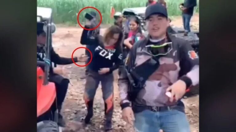 Destroza su celular para que no descubran su infidelidad