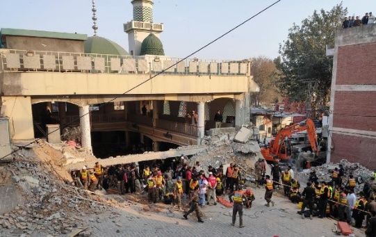 Mueren 32 personas en un atentado en una mezquita en Pakistán