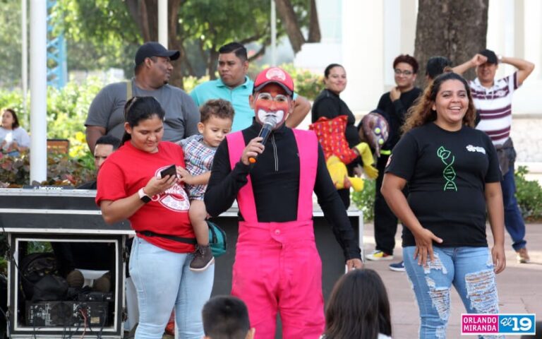 Familias disfrutan de diversas actividades en la Plaza de la Revolución
