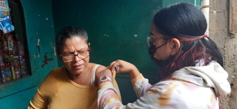 Familias del barrio Walter Ferretti se vacunan contra la Covid-19