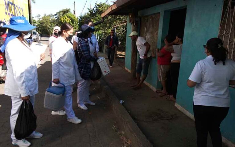 Acercan la vacunación contra la Covid-19 a familias del Walter Ferreti