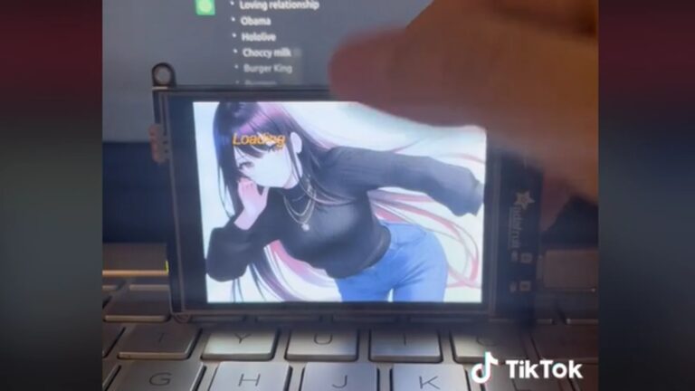 Termina con su novia artificial porque no recordó su primera cita