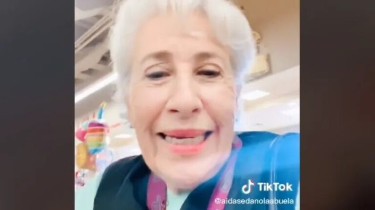 Abuelita celebra a lo grande su divorcio. Ahora se siente feliz