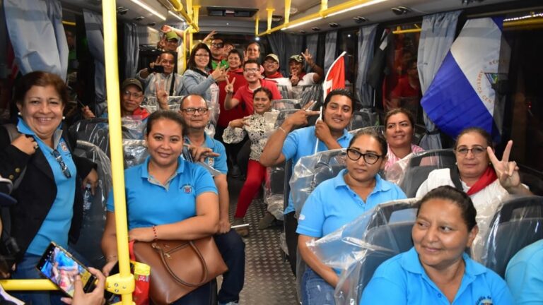 Familias de León reciben los 60 buses rusos