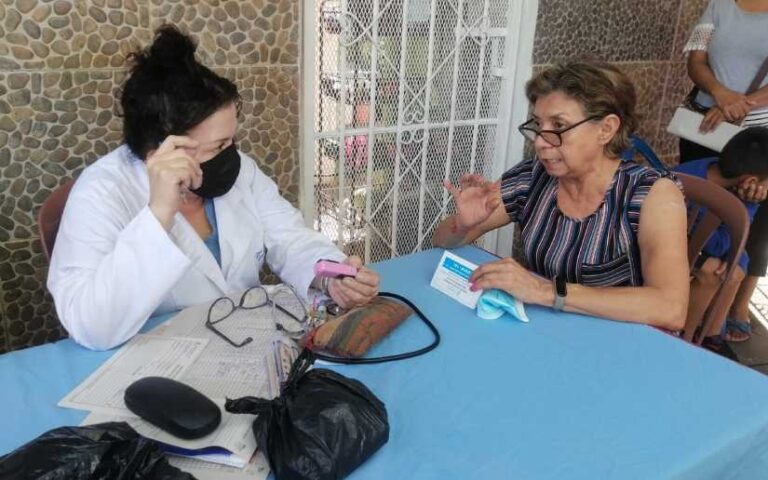 Familias del barrio Altagracia Norte recibe atención médica