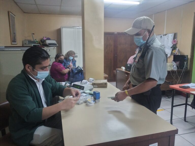 Servidores públicos de Nicaragua reciben su salario de febrero