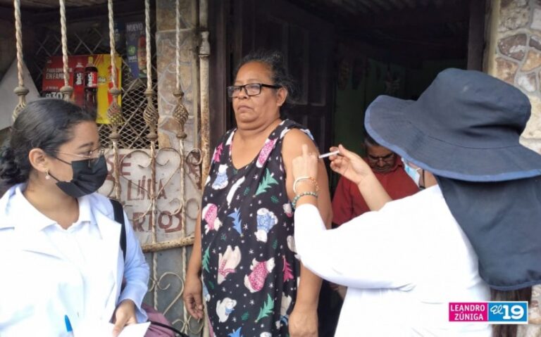 Inmunizan contra la Covid-19 a familias habitantes del barrio Los Acetunos