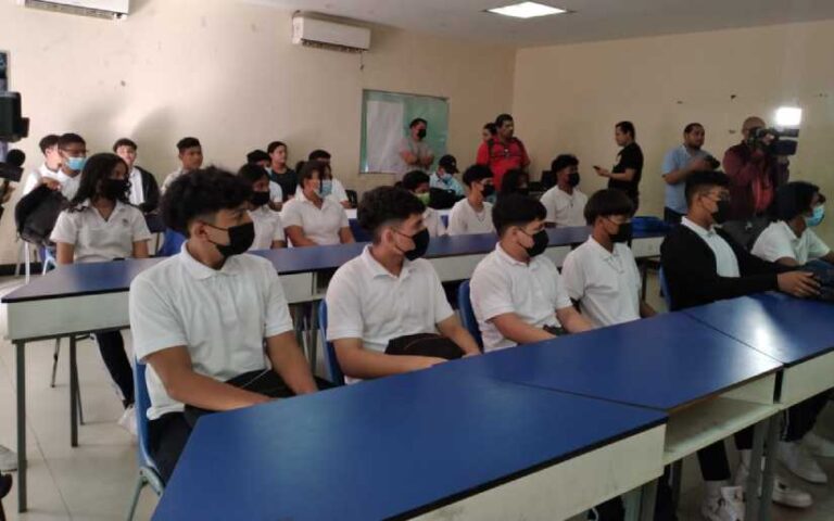 Boxeadores nicaragüenses imparten charla a estudiantes del Instituto Miguel de Cervantes