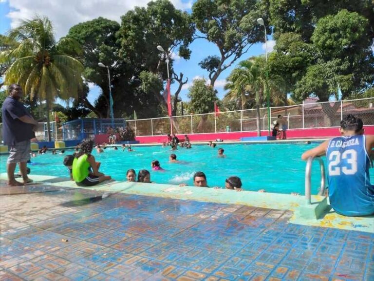 Turistas visitan la Laguna de Xiloá y Centro Recreativo Xilonem