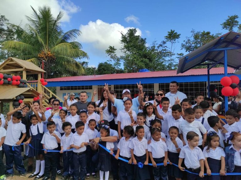 Se inaugura obras de rehabilitación en colegio de Siuna