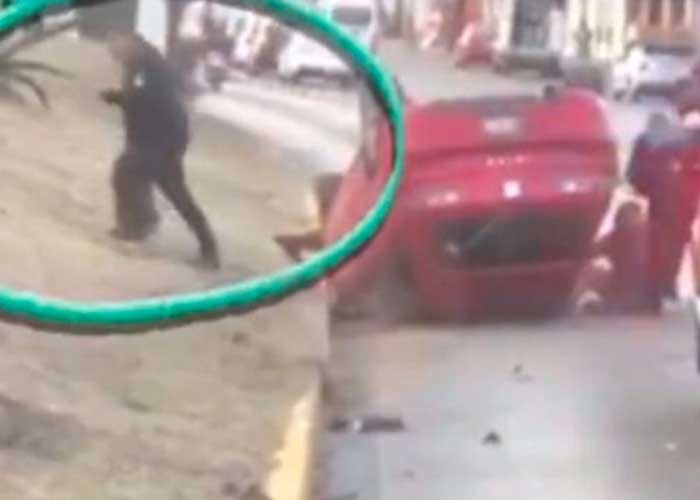 Policía roba una mochila durante un accidente