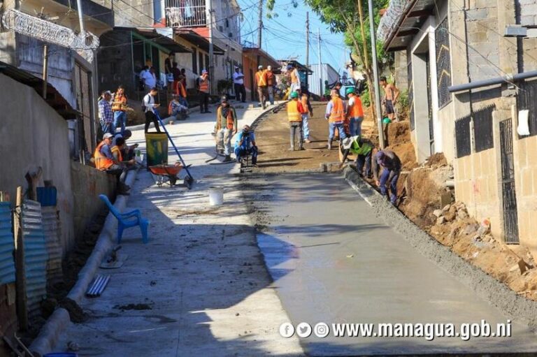 ALMA supervisa proyecto de 11 cuadras de calles pavimentadas en el barrio Camilo Ortega