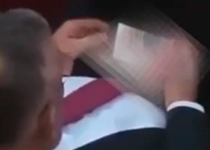 Diputado de Serbia fue captado viendo pornografía durante un debate