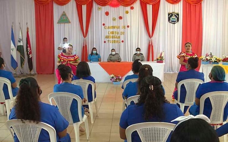 Privadas de libertad reciben certificado del curso de manualidad