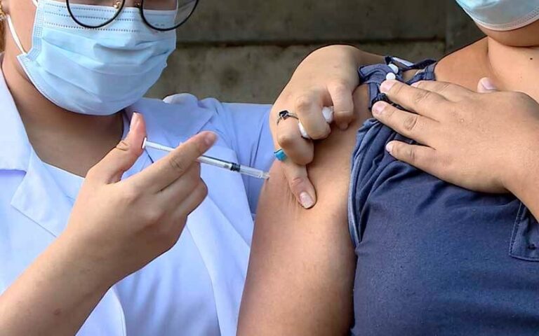 MINSA inmuniza contra la Covid19 a familias del barrio Benedicto Valverde