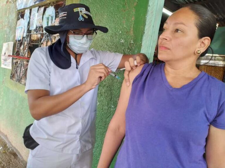 Familias del barrio El Recreo Sur son vacunadas contra el COVID-19