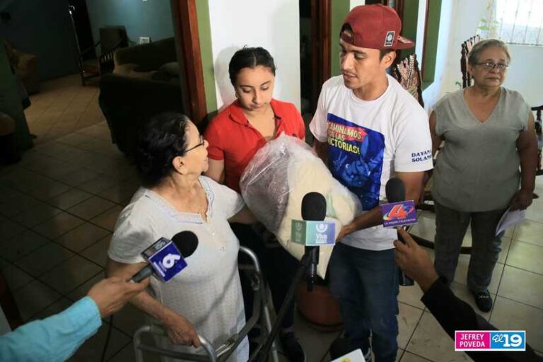 En el Día del Amor y la Amistad entregan paquetes solidarios