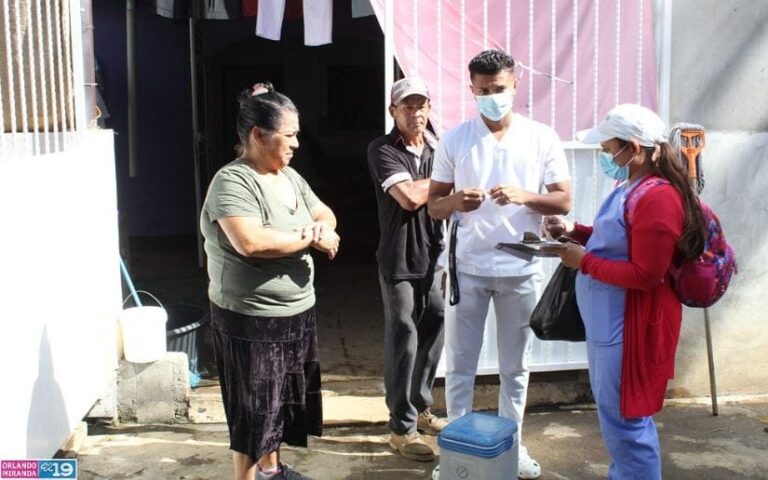 Vacunan contra la covid19 a familias de las Jaguitas