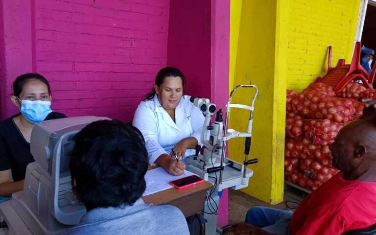Realizan jornada de atención médica oftalmológica en el mercado El Mayoreo