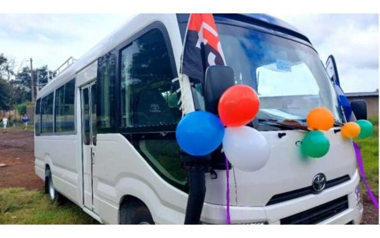 Entregan nuevos buses a Escuelas de Educación Especial