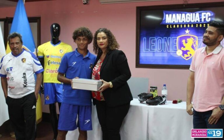 Entregan zapatos deportivos al equipo de fútbol Managua FC