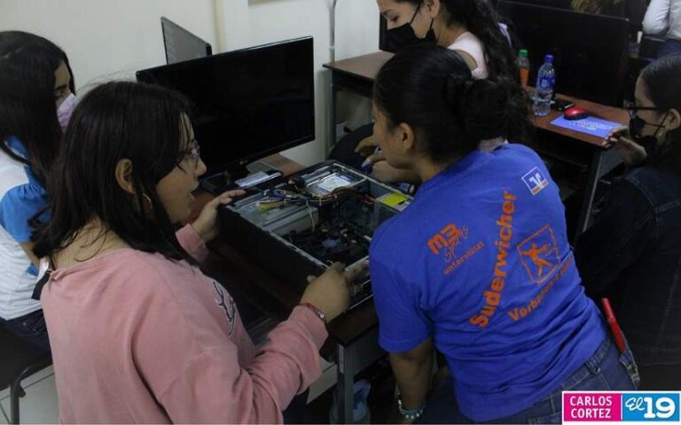 Estudiantes del Centro Tecnológico Ariel Darce inician sus clases