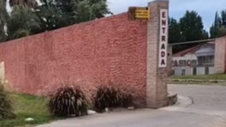 Por mojar las sábanas de un motel termina preso