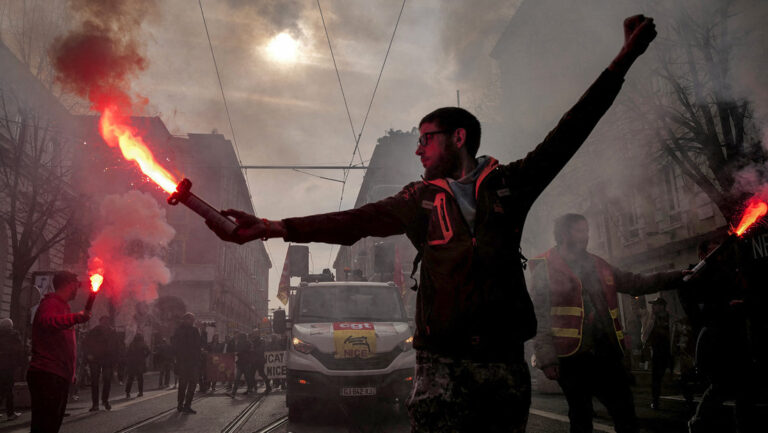 Franceses protestan contra la reforma de pensiones