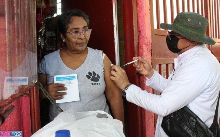 Vacunan contra la Covid-19 a familias del barrio Cuba