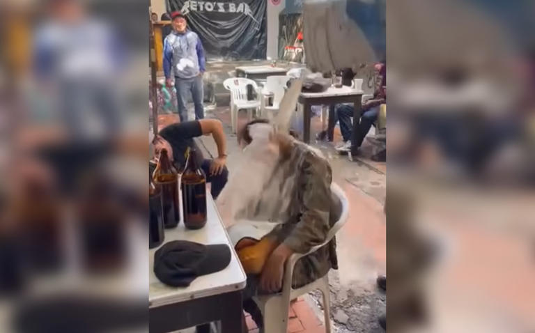 Bar despierta a clientes con una cubeta con agua