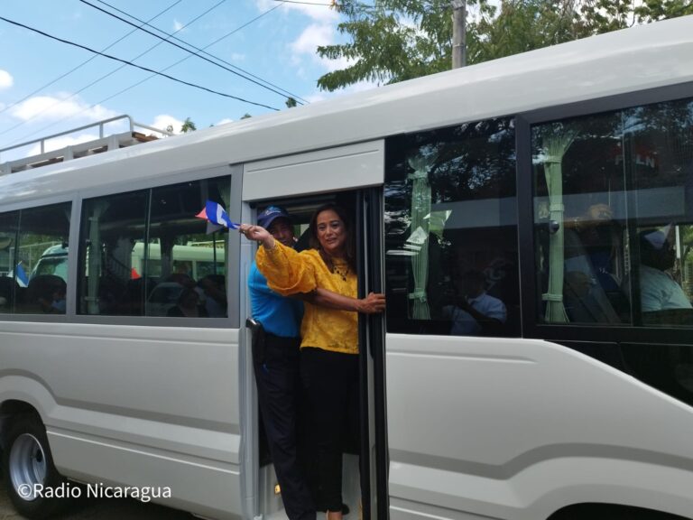MINED entrega microbuses a 6 escuelas especiales
