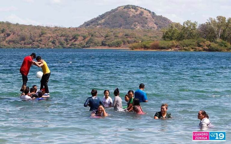 Familias de diversos municipios y departamentos disfrutan de la Laguna de Xiolá