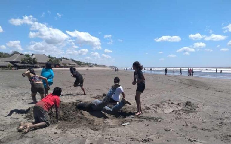 Turistas visitan los balnearios Pochomil y Masachapa