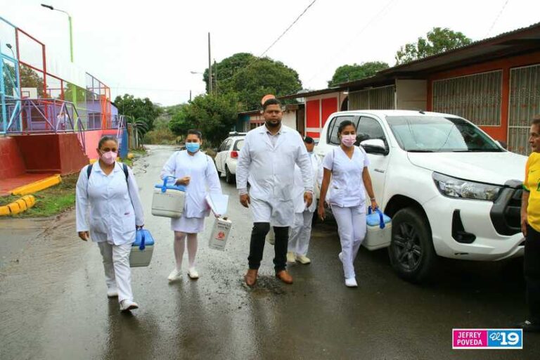 Familias se vacunan contra el Covid-19 en el barrio 18 de Mayo