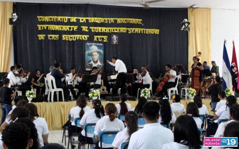 Estudiantes normalistas rinden homenaje al General Sandino