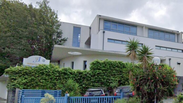 Alumno apuñala a  su maestra