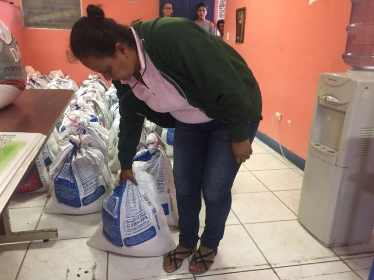 Entregan paquetes alimenticios a madres con partos múltiples en Bilwi